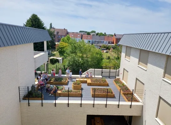 Gesloten afdeling WZC Zilverlinde in Sint-Pieters-Leeuw opent buitenterras: “Een tuin die alle zintuigen prikkelt” Gesloten afdeling WZC Zilverlinde in Sint-Pieters-Leeuw opent buitenterras: “Een tuin die alle zintuigen prikkelt”
