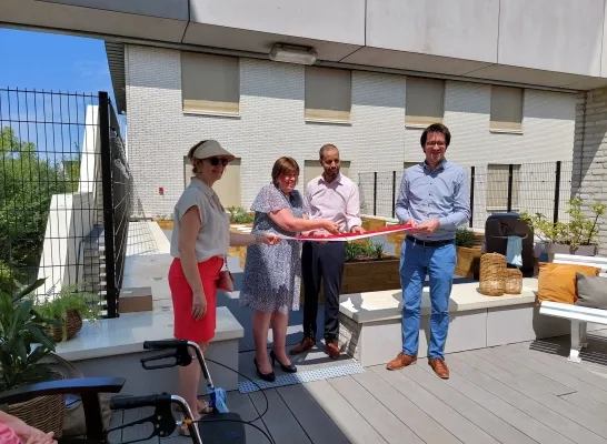 Gesloten afdeling WZC Zilverlinde in Sint-Pieters-Leeuw opent buitenterras: “Een tuin die alle zintuigen prikkelt” Gesloten afdeling WZC Zilverlinde in Sint-Pieters-Leeuw opent buitenterras: “Een tuin die alle zintuigen prikkelt”