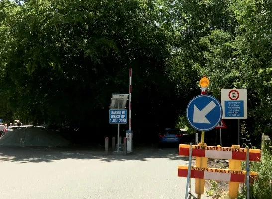 Slagboom moet verkeer weren uit Vlaktedreef op grens met Overijse: “Meer rust in het Zoniënwoud” Slagboom moet verkeer weren uit Vlaktedreef op grens met Overijse: “Meer rust in het Zoniënwoud”