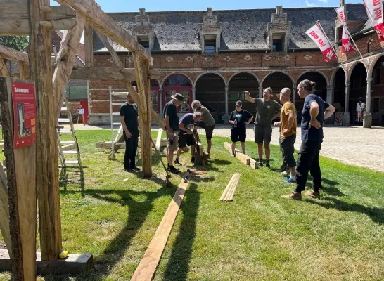 Unieke stage in MOT Grimbergen met als eindresultaat een bouwloods: “Bouwen met hout en leem kent heropleving” Unieke stage in MOT Grimbergen met als eindresultaat een bouwloods: “Bouwen met hout en leem kent heropleving”