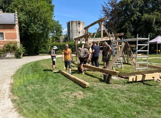 Unieke stage in MOT Grimbergen met als eindresultaat een bouwloods: “Bouwen met hout en leem kent heropleving” Unieke stage in MOT Grimbergen met als eindresultaat een bouwloods: “Bouwen met hout en leem kent heropleving”