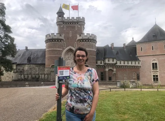 Nancy Verhulst voor het Kasteel van Gaasbeek