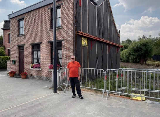Etienne naast zijn woning, één jaar na de windhoos in Kapelle-op-den-Bos Etienne naast zijn woning, één jaar na de windhoos in Kapelle-op-den-Bos