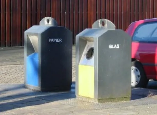 glasbak_en_papierbak_alphen_aan_den_rijn_december_2003.jpg