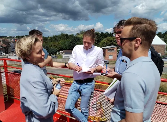 Mobiliteitsminister Annick De Ridder en een resem journalisten