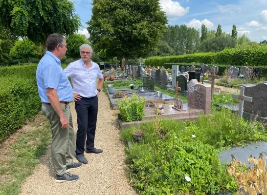 Koen Muyldermans en Wim Goossens op het kerkhof van Strijtem