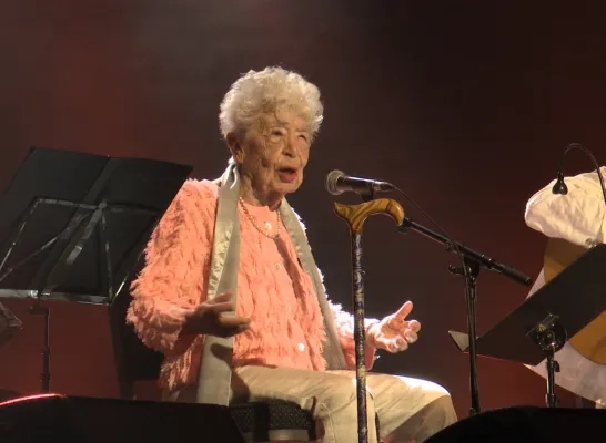 Dilbeeks ereburger Alice Toen opent Theater Aan Zee met liedjes en poëzie