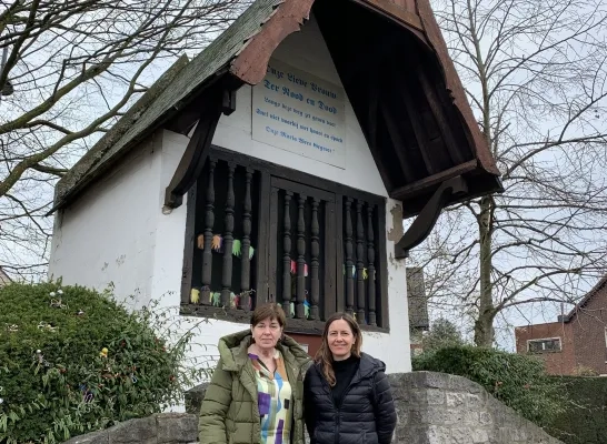 Kapel Vlezenbeek met schepenen Veerle Seré en An Speeckaert