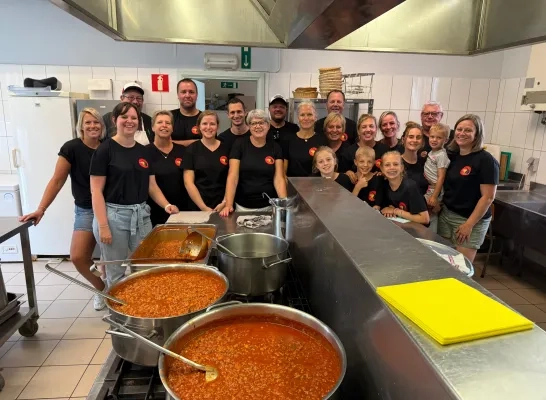 Buurtbewoners van de A8 in Essenbeek protesteren met een spaghettislag tegen de mogelijke onteigeningen van hun gronden