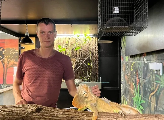 Joachim Bresseel verzorgt tijdens de zomervakantie mee de dieren van GO! Horteco