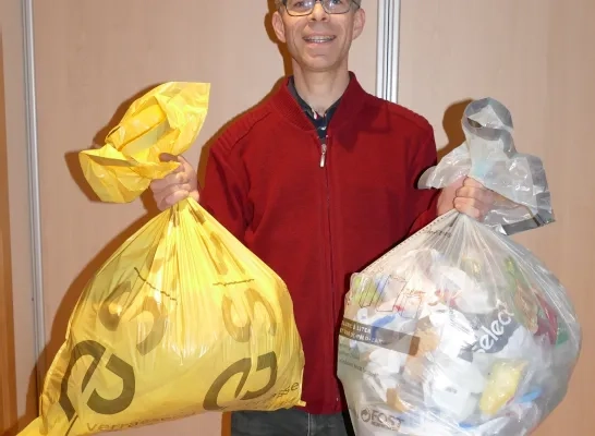 edward_van_keer_met_gesorteerde_gele_restzak_-_helft_is_plastic.jpg