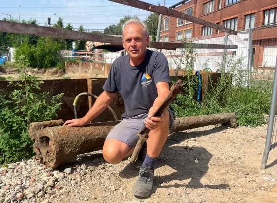 Werfleider Jan Vandevelde bij de gevonden kanonskogel in Eppegem