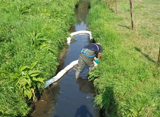 Mazout in de Puttenbeek in Opwijk