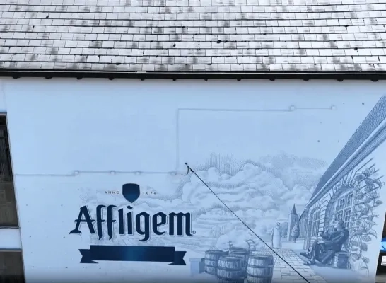 Muurschildering aan gevel brasserie is ode aan eeuwenoude brouwerstraditie van benedictijnen van Abdij van Affligem 