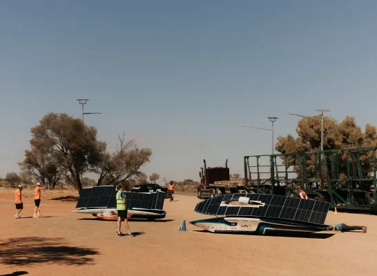 Belgisch Solar Team zakt naar plaats drie na pitstop voor klapband: “We waren nochtans op dreef”