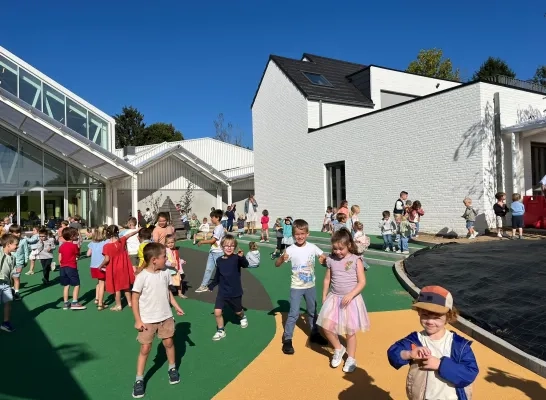 Het nieuwe schoolgebouw van Ak'cent in Akrenbos in Bever