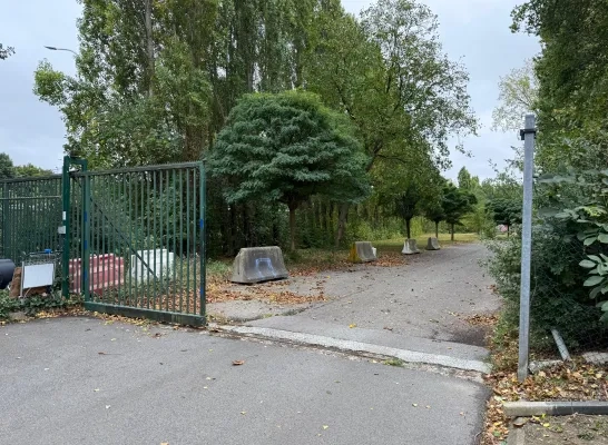 Grote sluikstort aangetroffen op privé-terrein van Agentschap Wegen en Verkeer in Sint-Pieters-Leeuw