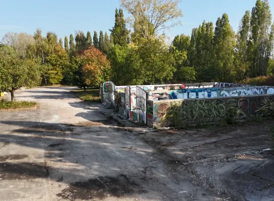 Groot sluikstort op privé-terrein van Agentschap Wegen en Verkeer in Sint-Pieters-Leeuw opgeruimd