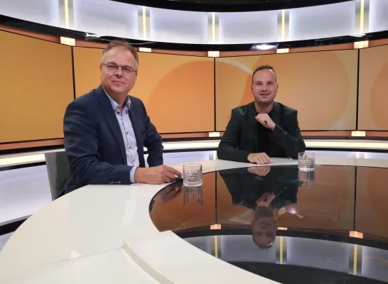Voorzitter van Toekomstforum Jan Desmeth en journalist Ilja Biesemans in de Ring-studio van Uitgelicht