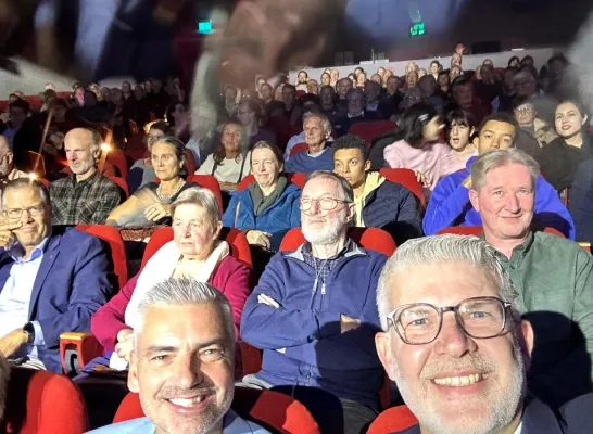 Programmamakers Kris Vander Gracht en Bart Craps tijdens de filmvertoning van 'Tussen Velden en Verhalen: het Pajottenland' Programmamakers Kris Vander Gracht en Bart Craps tijdens de filmvertoning van 'Tussen Velden en Verhalen: het Pajottenland'