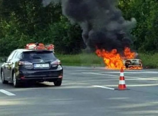 uitgebrande_wagen_dilbeek.jpg