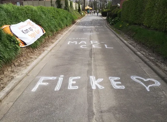 Namen van kankerpatiënten op de col in de Kleistraat in Bekkerzeel