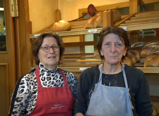 Linda (rechts) en haar zus nemen binnenkort afscheid van de bakkerij en hun klanten