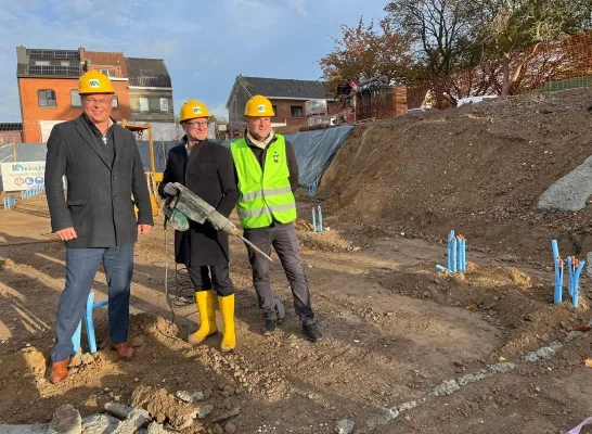 Eerste steenlegging don boscoschool Sint-Pieters-Leeuw met burgemeester Jan Desmeth en Vlaams minister van de Vlaamse Rand Ben Weyts