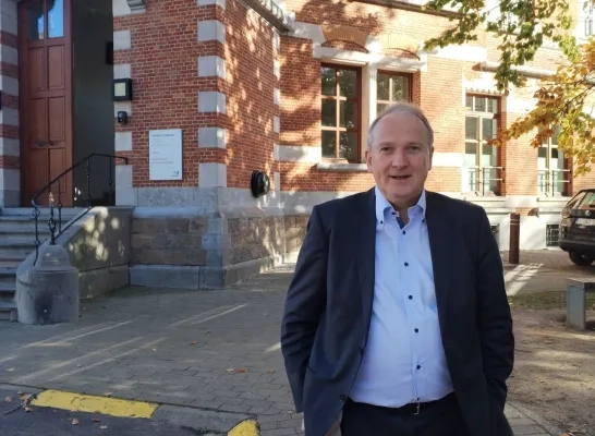 Grimbergen ziet af van totale renovatie van het gemeentehuis: “Enkel geld voor voorgevel”