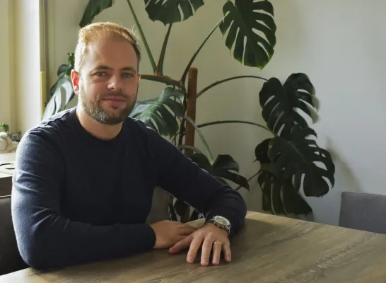 Martijn Meurisse is dringend opzoek naar een nieuw kinderdagverblijf voor zijn twee kinderen. 