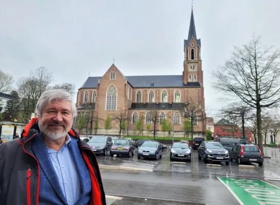 Marc Jaspers aan de Amanduskerk in Strombeek-Bever