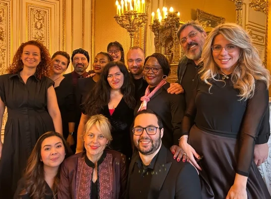 Anderstaligenkoor van ‘Theater van A tot Z’ zingt voor Koningin Mathilde in Koninklijk Paleis