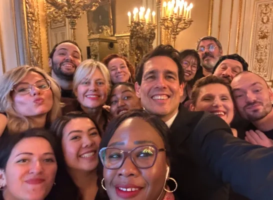 Anderstaligenkoor van ‘Theater van A tot Z’ zingt voor Koningin Mathilde in Koninklijk Paleis