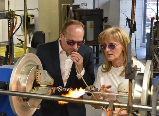 Minister Weyts leert glasblazen tijdens Dag van de Ondernemer