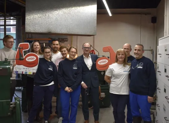 Minister Weyts leert glasblazen tijdens Dag van de Ondernemer