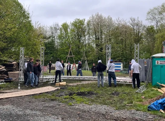 Scouts richten het festivalterrein van Cubanight in