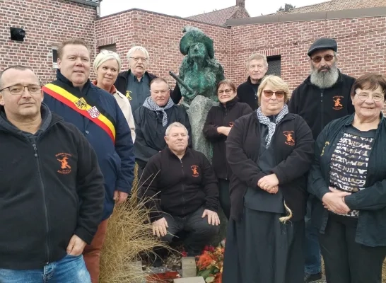 Het gemeentebestuur van Bever en heksenvereniging De Makrallen