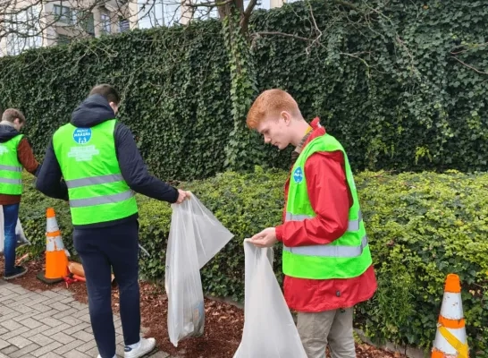 Vrijwilligers van dienstverleningsbedrijf EY ruimen zwerfvuil in Diegem