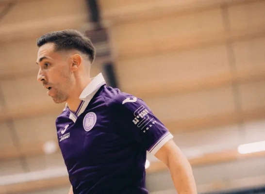Steven Dillien van RSCA Futsal in actie