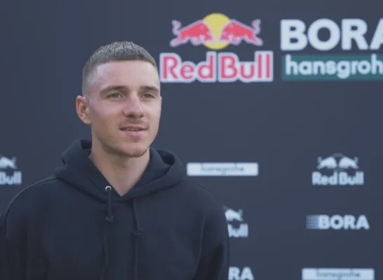 Remco Evenepoel geeft een interview voor zijn nieuwe ploeg Red Bull Hora-Hansgrohe