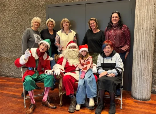 Sonia en de vrijwilligers en de kerstman die mee de speelgoedbedeling organiseerden