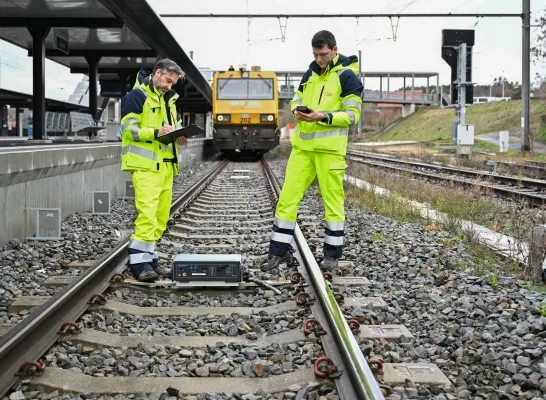 De bakens voor de uitrol van het European Train Control System worden getest door medewerkers van Infrabel