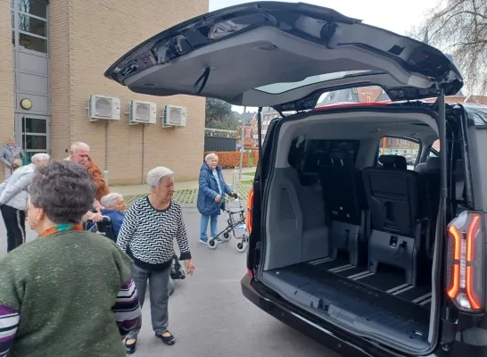 Halle investeert in een elektrische minibus voor het vervoer van bezoekers aan de LDC