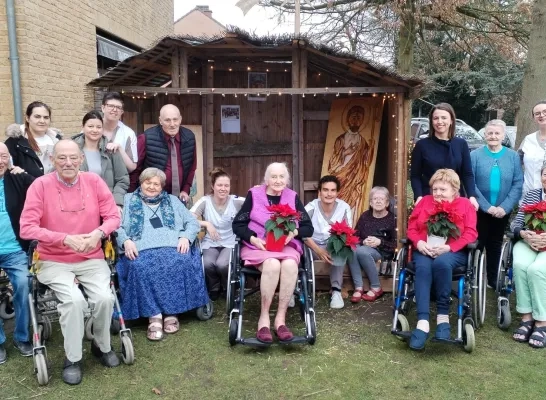 De bewoners van WZC Den Bogaet verzamelen rond de kerststal