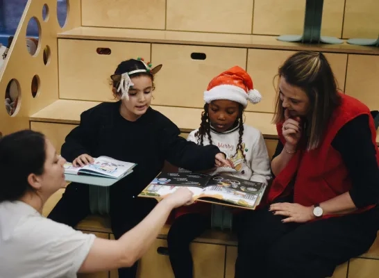 Kinderen ontdekken de inhoud van de taalrugzakken