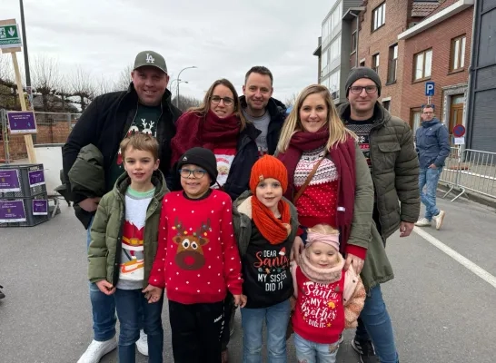 Heel wat mensen komen naar het Possozplein uitgedost in een kersttrui