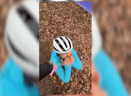 Influencer Stien Edlund moet even bekomen na de frisse duik