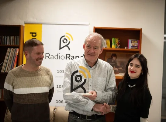 Bernard Bosch rijkt de Radio Rand Trofee uit aan Antje
