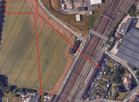 Op deze plek vlakbij het kanaal in Ruisbroek zou een windmolen komen. "Te groot en te dicht bij woningen," stellen Sint-Pieters-Leeuw en Ruisbroek