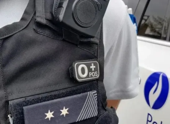  Man (37) loopt met mes over straat en haalt uit naar politie: agenten schieten verdachte in arm